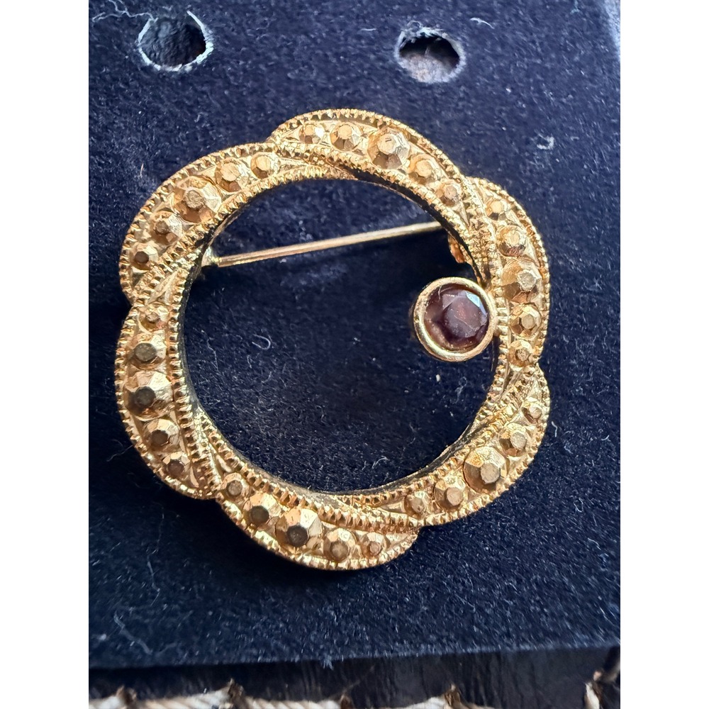 Vintage Gold Tone Round Wreath Brooch Red Rhinestone Scalloped Textured Pin